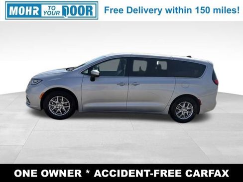 Used 2023 Chrysler Pacifica Touring-L image 2