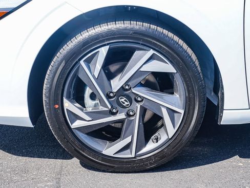 Used 2025 Hyundai Elantra SEL FWD image 9