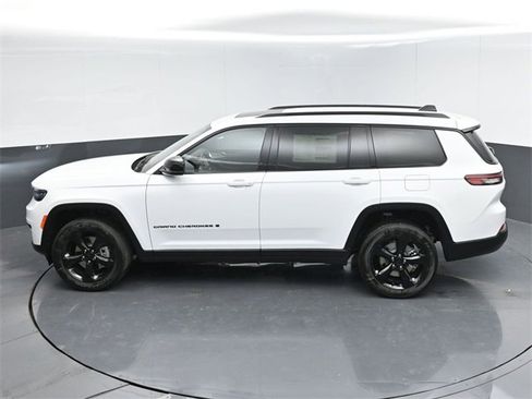 New 2025 Jeep Grand Cherokee L Altitude image 35