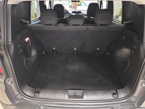 Used 2018 Jeep Renegade Latitude w/ Cold Weather Group image 9