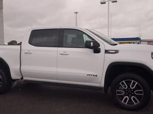 Used 2022 GMC Sierra 1500 AT4 w/ AT4 Premium Package AWD/4WD image 3