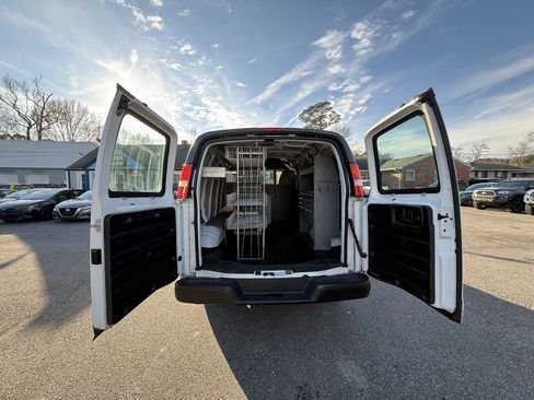 Used 2011 Chevrolet Express 2500 image 9