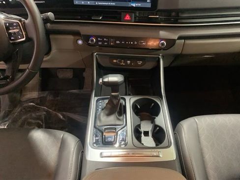 Used 2025 Kia Carnival EX image 20