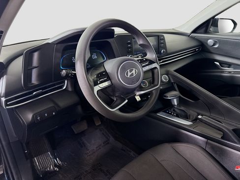 Used 2025 Hyundai Elantra SE image 22