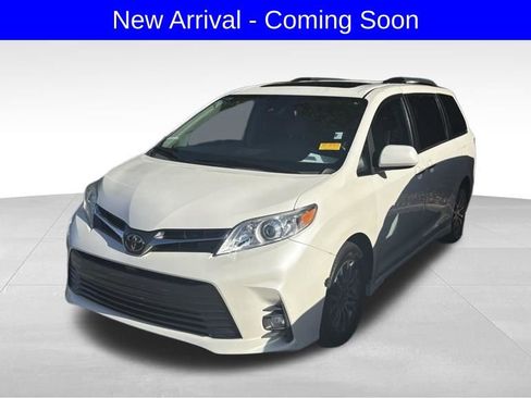 Used 2020 Toyota Sienna XLE Premium image 2
