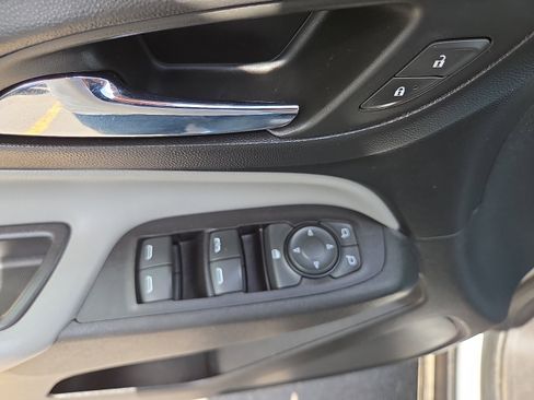 Used 2018 Chevrolet Equinox LS AWD/4WD image 28
