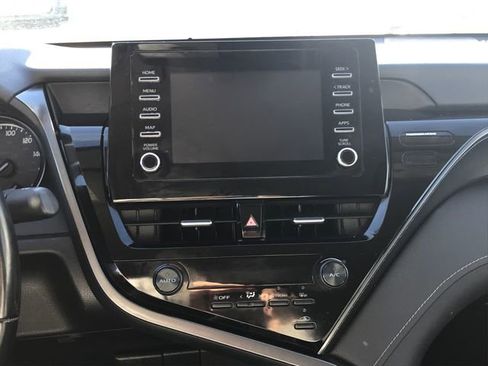 Used 2021 Toyota Camry SE image 4