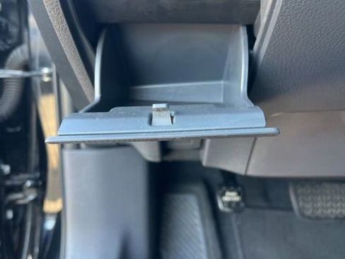 Used 2019 Toyota Camry SE w/ Carpet Mat Package image 32