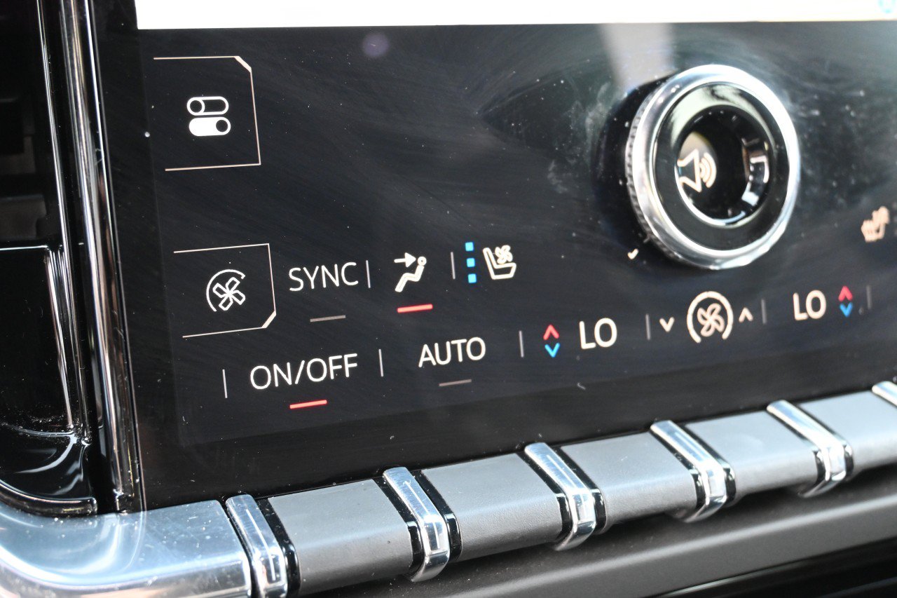 Certified 2025 GMC Yukon Denali Ultimate AWD/4WD image 15