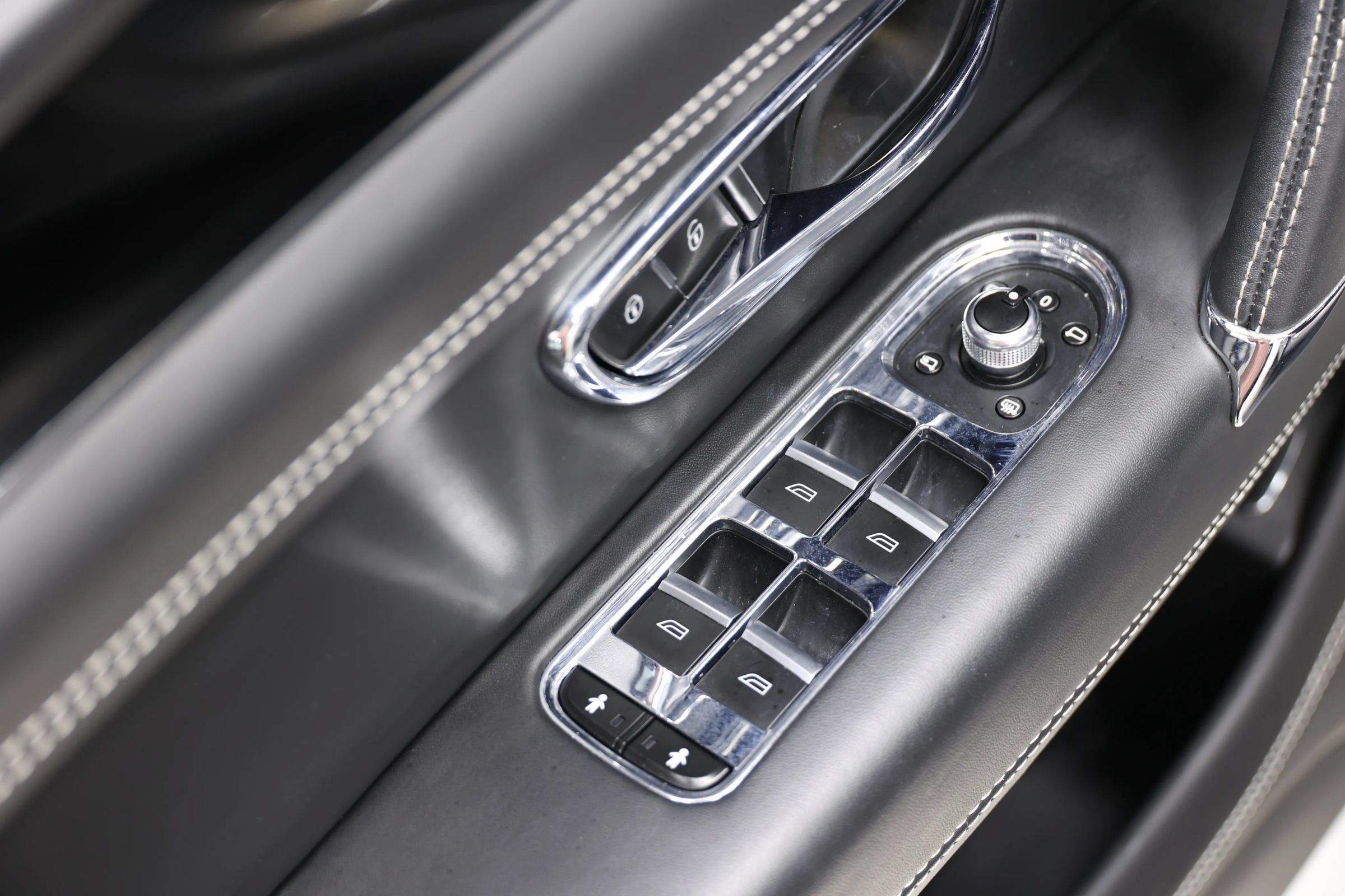 Used 2018 Bentley Bentayga Onyx Edition AWD/4WD image 15
