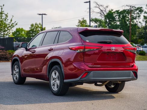 Used 2022 Toyota Highlander LE FWD image 7
