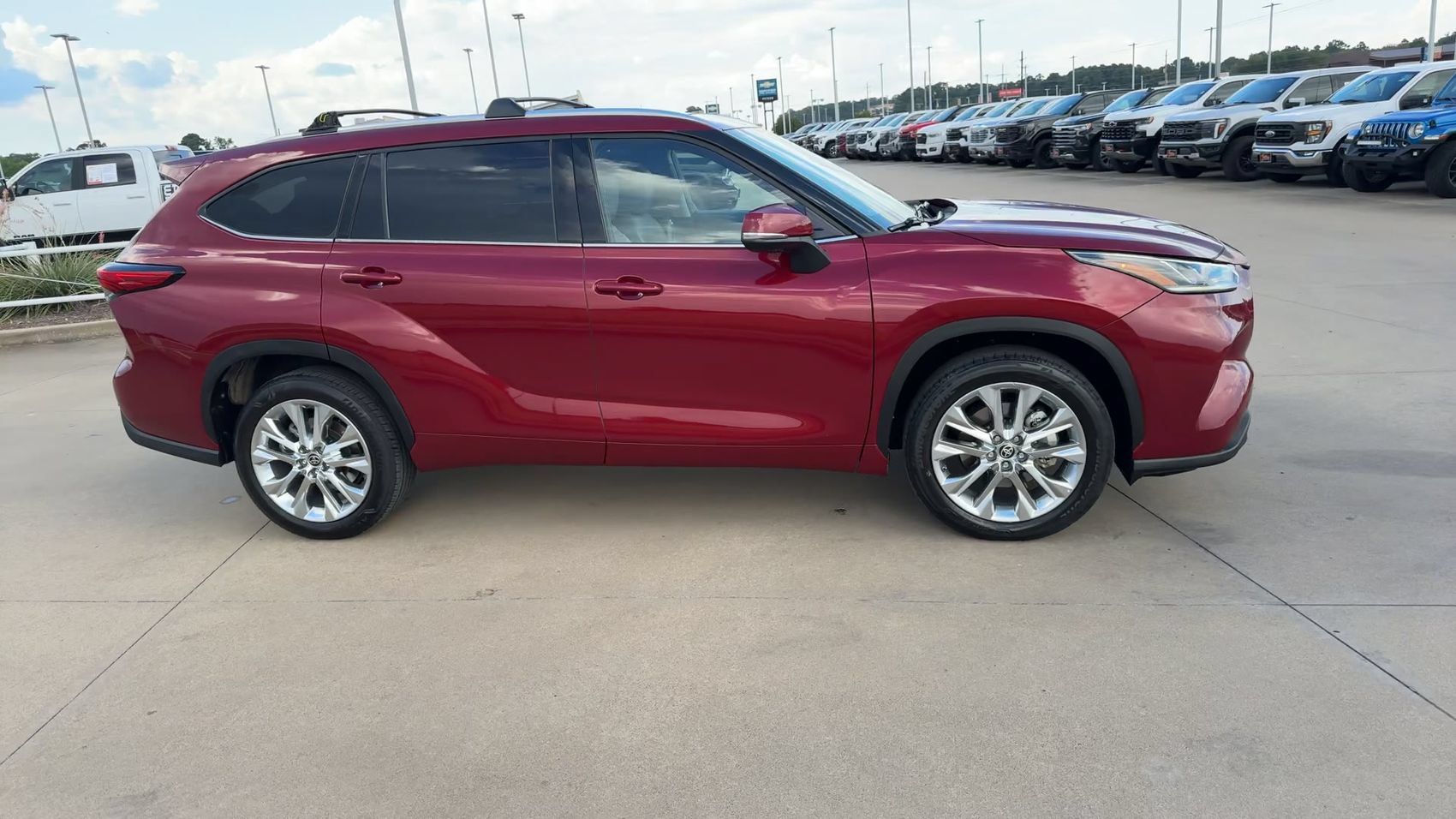 Used 2023 Toyota Highlander Limited FWD image 2