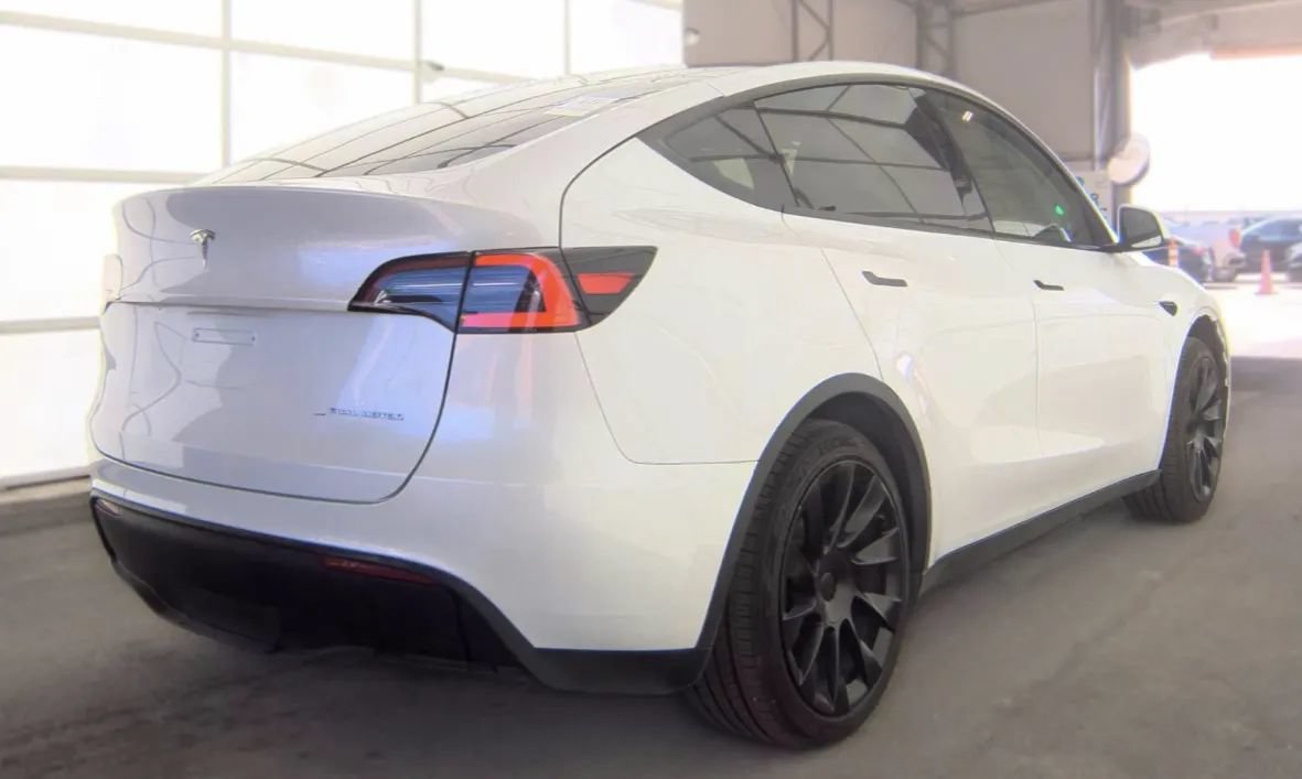 Used 2023 Tesla Model Y Long Range AWD/4WD image 3