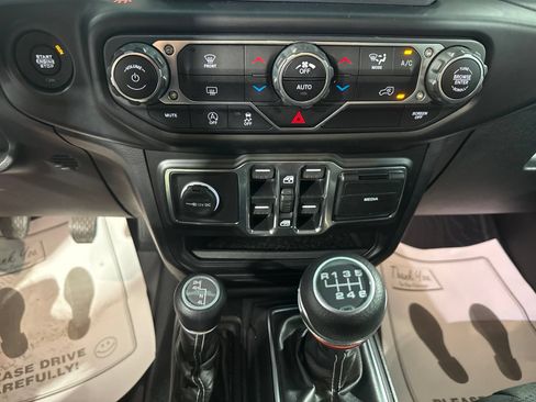 Used 2020 Jeep Wrangler Unlimited Sahara AWD/4WD image 29