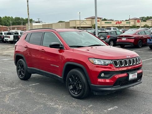 Used 2025 Jeep Compass Latitude AWD/4WD image 3