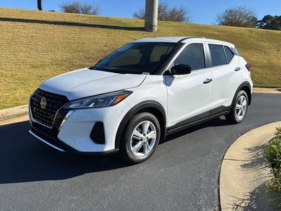 New 2025 Nissan Kicks Play S