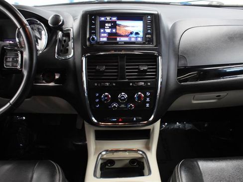 Used 2018 Dodge Grand Caravan SXT image 11