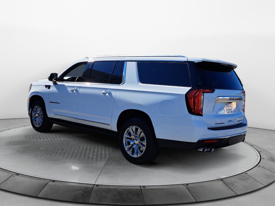 Used 2023 GMC Yukon XL Denali w/ Advanced Technology Package AWD/4WD image 5