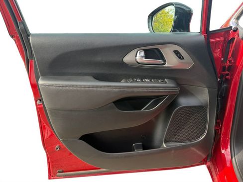 Used 2025 Chrysler Pacifica Select FWD image 14