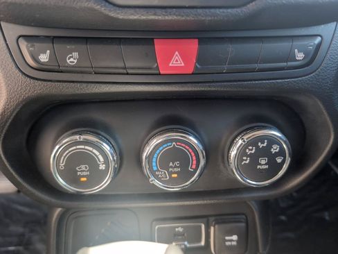 Used 2016 Jeep Renegade Latitude w/ Cold Weather Group FWD image 26