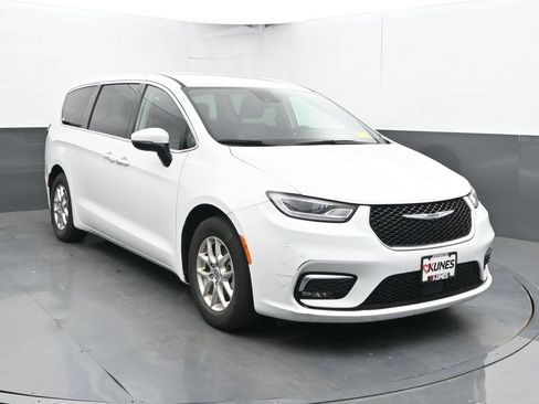 Used 2023 Chrysler Pacifica Touring-L FWD image 6