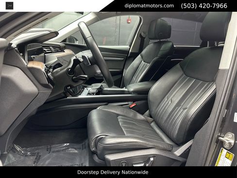 Used 2019 Audi e-tron Prestige w/ Prestige Package image 18
