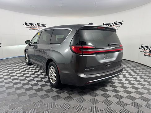 Used 2023 Chrysler Pacifica Touring-L image 9