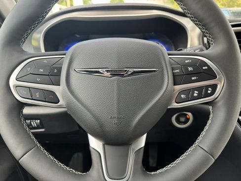 Used 2025 Chrysler Pacifica Select AWD/4WD image 24