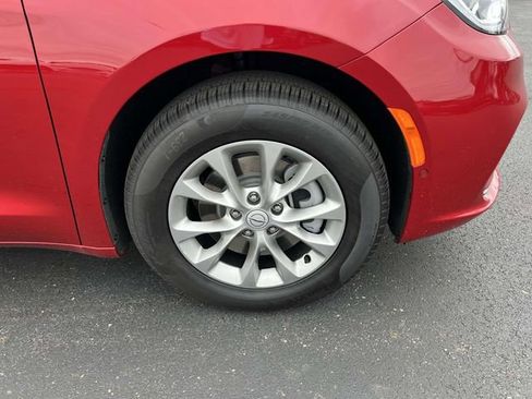New 2025 Chrysler Pacifica Select AWD/4WD image 13
