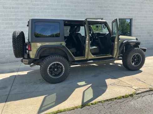 Used 2013 Jeep Wrangler Unlimited Rubicon w/ Max Tow Pkg AWD/4WD image 11