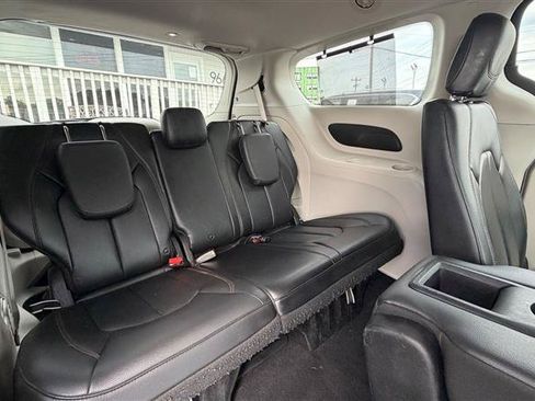 Used 2018 Chrysler Pacifica Touring-L FWD image 38