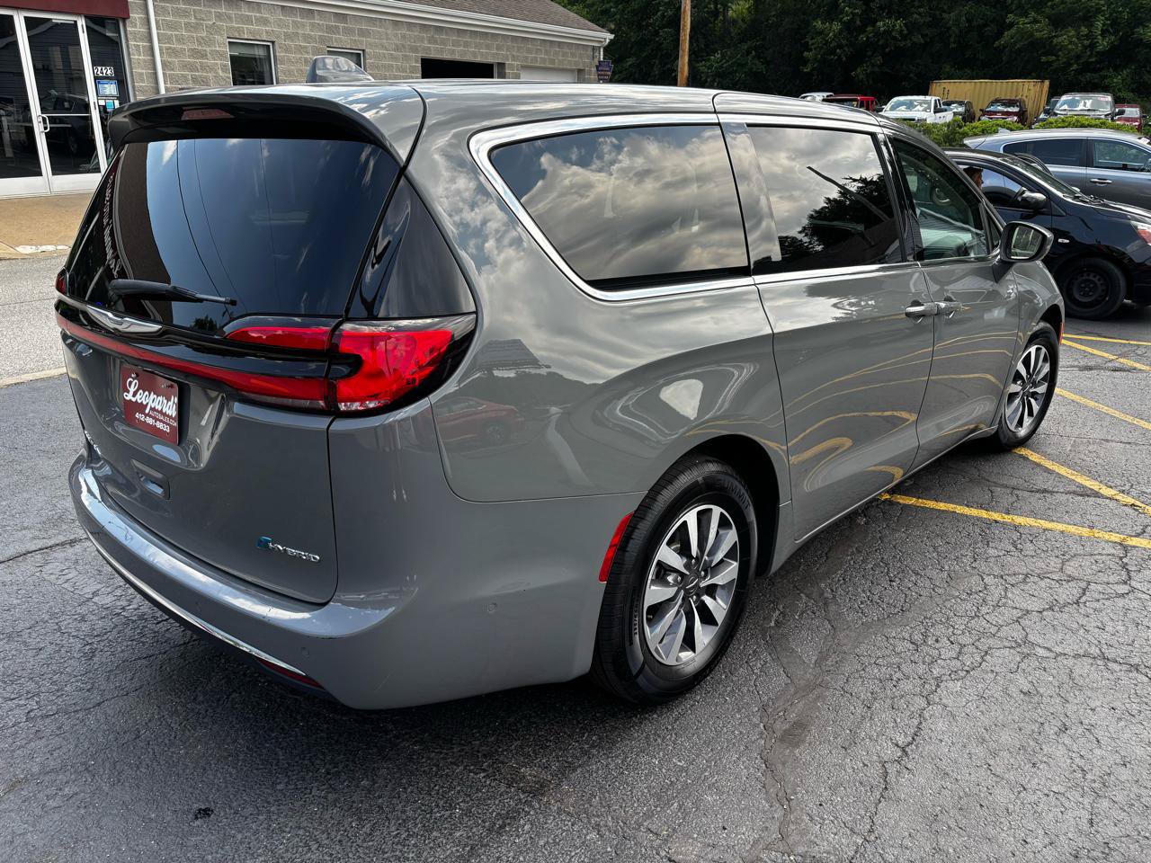 Used 2022 Chrysler Pacifica Touring-L w/ Uconnect Theater Family Group FWD image 7