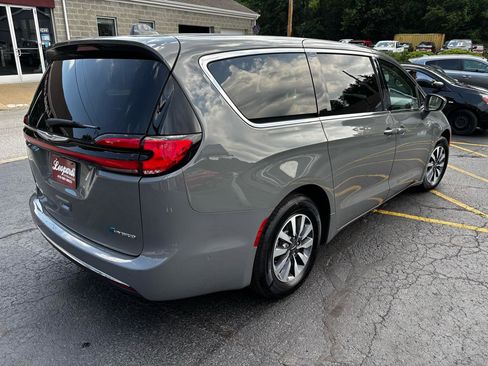 Used 2022 Chrysler Pacifica Touring-L w/ Uconnect Theater Family Group FWD image 7