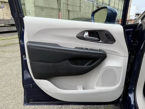 Used 2017 Chrysler Pacifica Limited w/ Tire & Wheel Group image 32