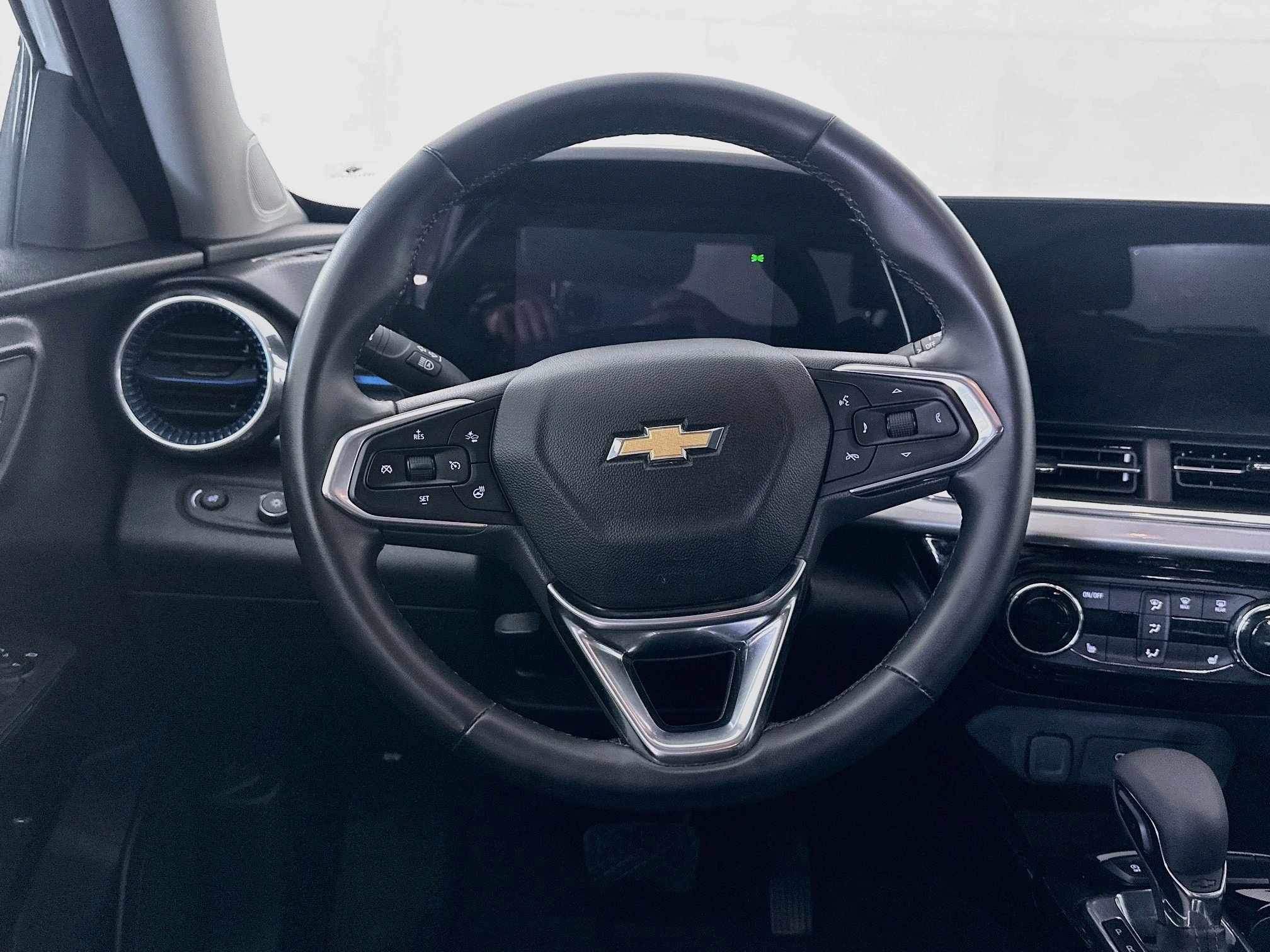 Used 2025 Chevrolet Trax LT w/ LT Convenience Package FWD image 17