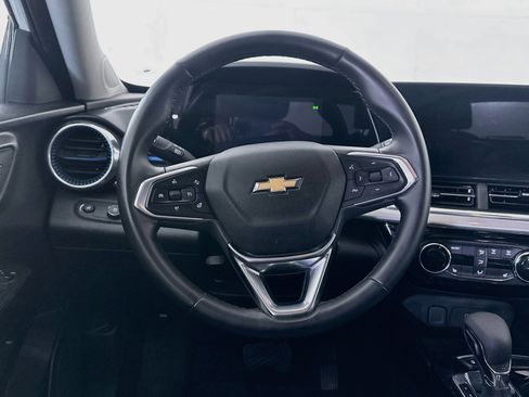 Used 2025 Chevrolet Trax LT w/ LT Convenience Package FWD image 17