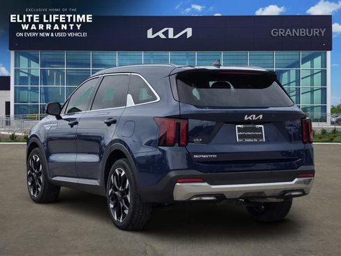 Certified 2025 Kia Sorento EX w/ Panoramic Sunroof Package FWD image 4
