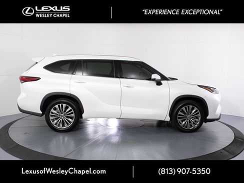 Used 2020 Toyota Highlander Platinum FWD image 2