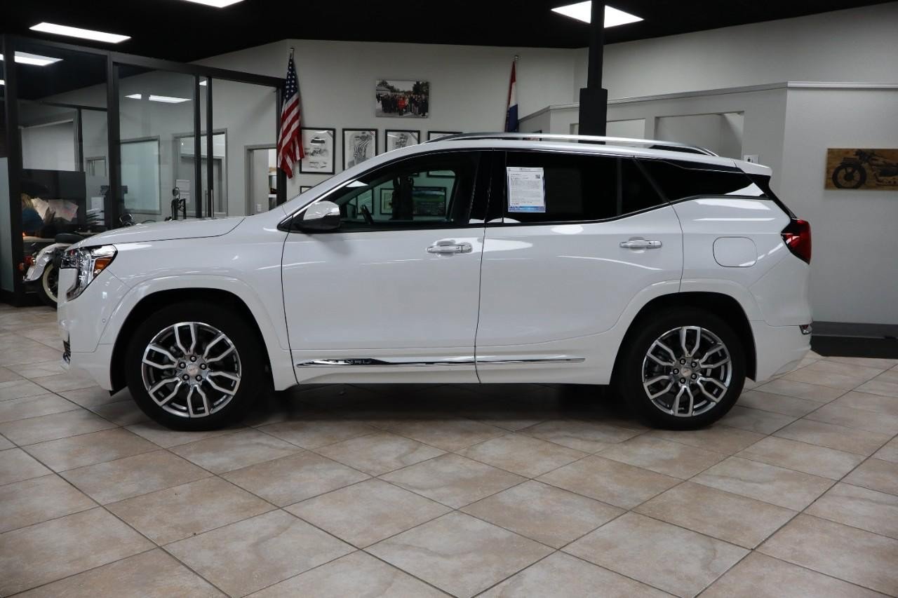 Used 2024 GMC Terrain Denali w/ Denali Premium Package AWD/4WD image 2