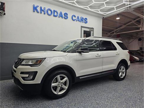 Used 2016 Ford Explorer XLT w/ Equipment Group 202A image 2