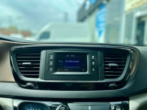 Used 2017 Chrysler Pacifica LX w/ Tire & Wheel Group FWD image 22