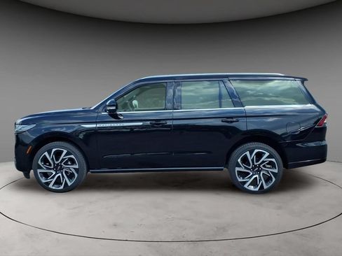 New 2027 Lincoln Navigator Reserve AWD/4WD image 2