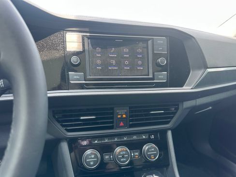 Used 2024 Volkswagen Jetta SE FWD image 13