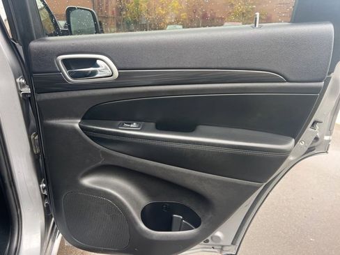 Used 2019 Jeep Grand Cherokee Altitude image 12