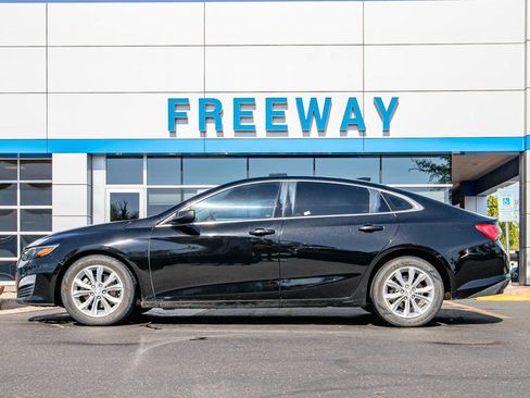 Used 2019 Chevrolet Malibu LT FWD image 2