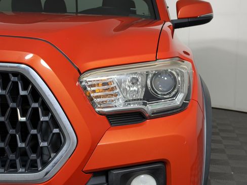 Used 2018 Toyota Tacoma TRD Off-Road AWD/4WD image 10