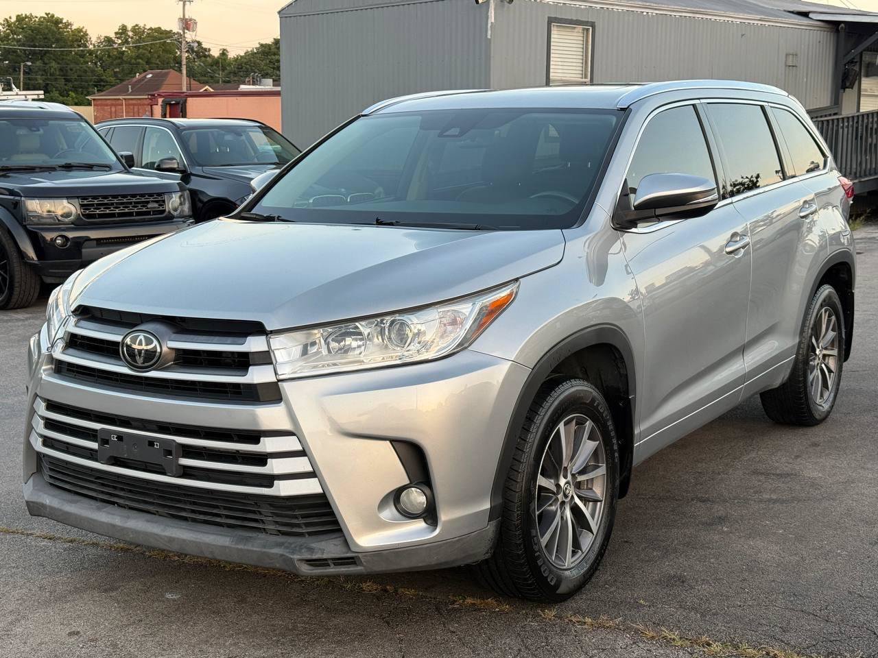 Used 2017 Toyota Highlander XLE AWD/4WD image 4