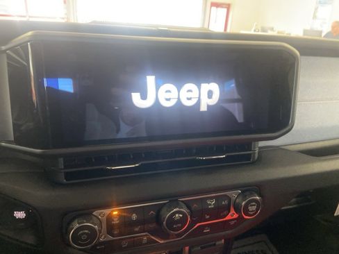 New 2025 Jeep Gladiator Sport image 25