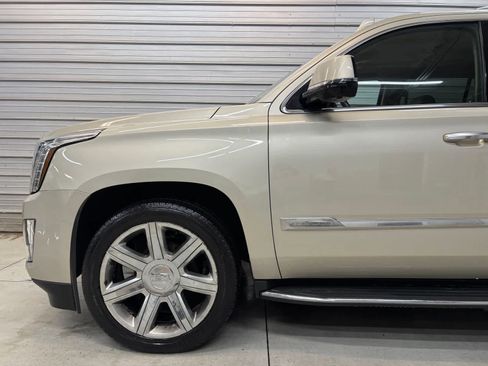 Used 2016 Cadillac Escalade Luxury AWD/4WD image 4