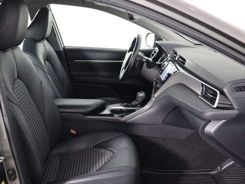 Used 2018 Toyota Camry SE w/ Convenience Package FWD image 18